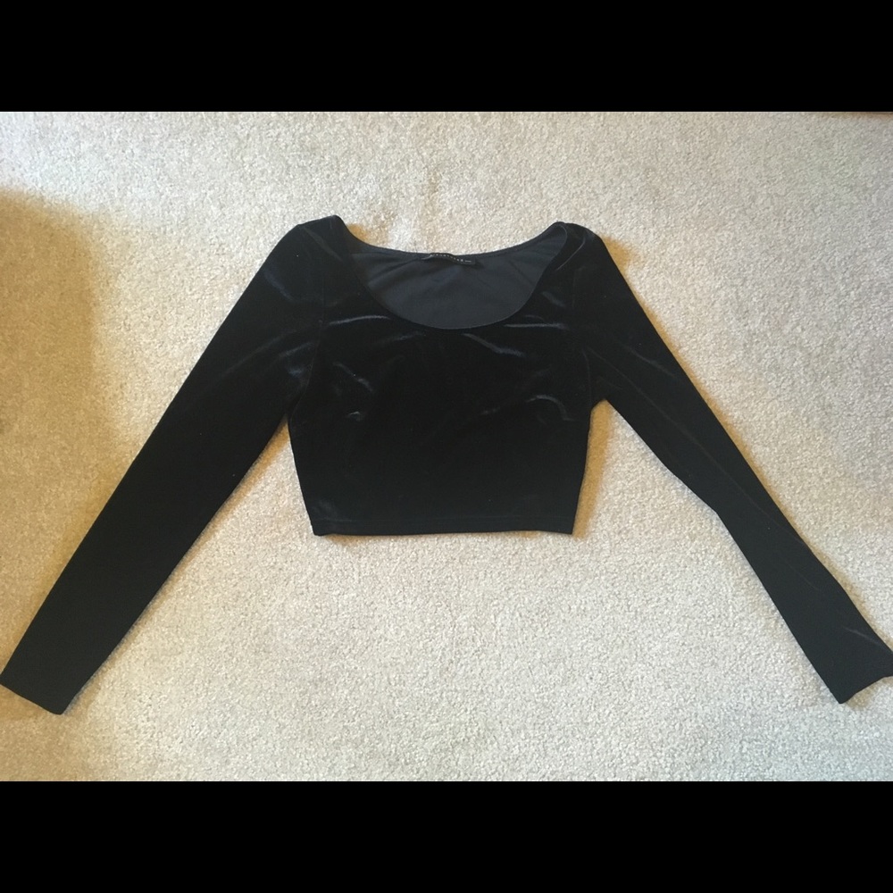 Black velvet long sleeve crop!